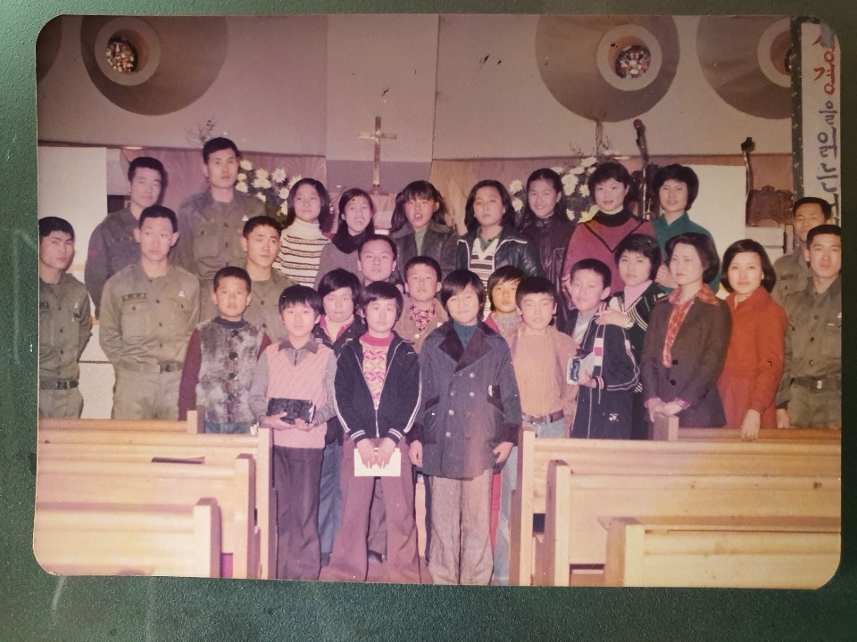 육군중앙교회 주일학교 교사와 학생 (1978년도 후반기).jpg