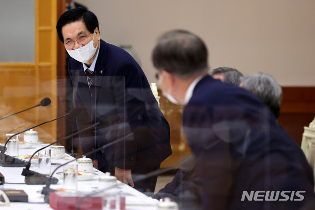 文대통령 ‘교회 전체 신망 해쳐’ … 한교총 ‘예배 포기 못해’(종합)2.jpg