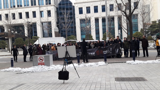 1 신천지 집회시위-한국기독교연합회관 앞.jpg