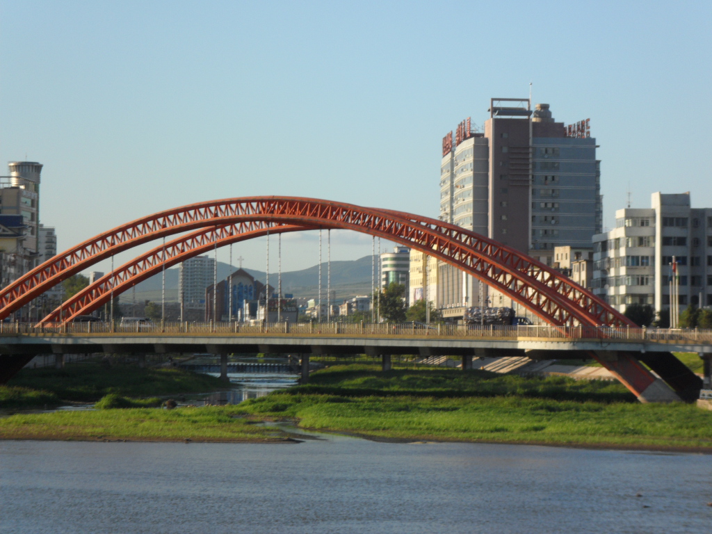 다리 너머 교회.JPG