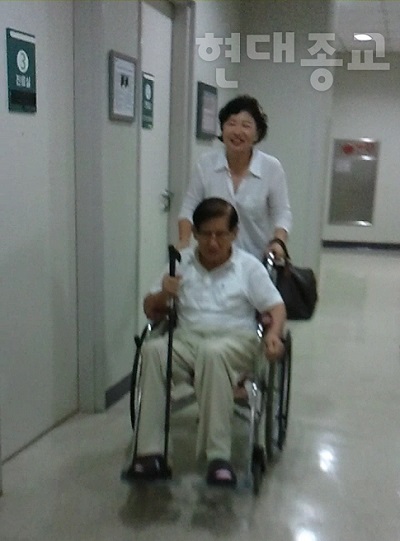 자칭 구원자 신천지 이만희 교주, 척추수술 후 입원치료 중.jpg