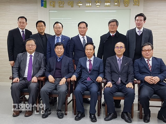 예장합동 진용식 이대위원장과 한기협 회원들 사역방향 밝혀3.jpg