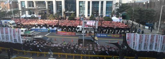 신천지,11일 오후 한국기독교 연합회관앞에서 교계 비난하며 위력 시위1.jpg