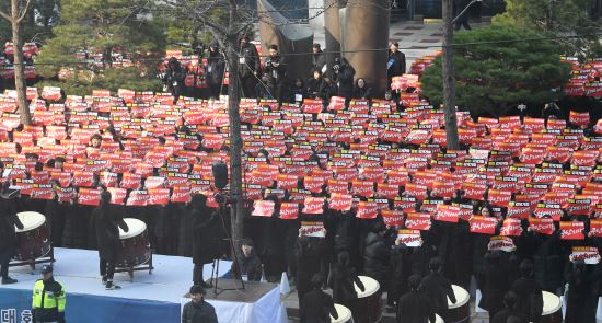 신천지,11일 오후 한국기독교 연합회관앞에서 교계 비난하며 위력 시위2.jpg