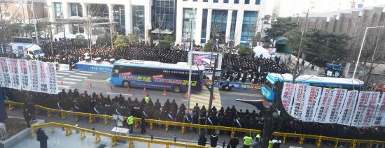 신천지,11일 오후 한국기독교 연합회관앞에서 교계 비난하며 위력 시위3.jpg