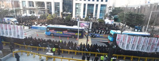 신천지,11일 오후 한국기독교 연합회관앞에서 교계 비난하며 위력 시위3.jpg