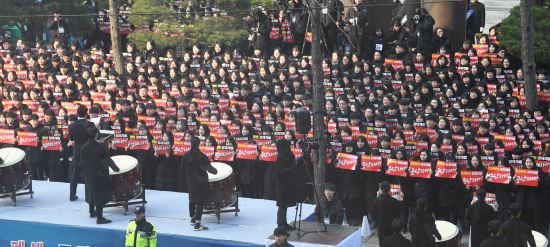 신천지,11일 오후 한국기독교 연합회관앞에서 교계 비난하며 위력 시위5.jpg