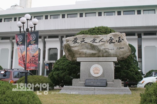 유니버셜아트센터 재개관을 알리는 현수막.jpg